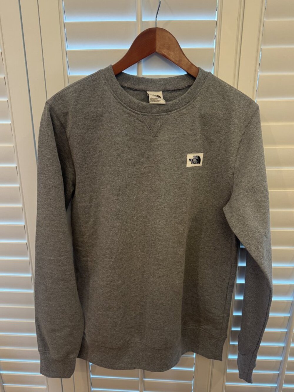 North Face Men's Gray Crewneck for the Outdoors, Hiking and Camping - Size S